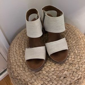 Tom’s Linen Block Heel